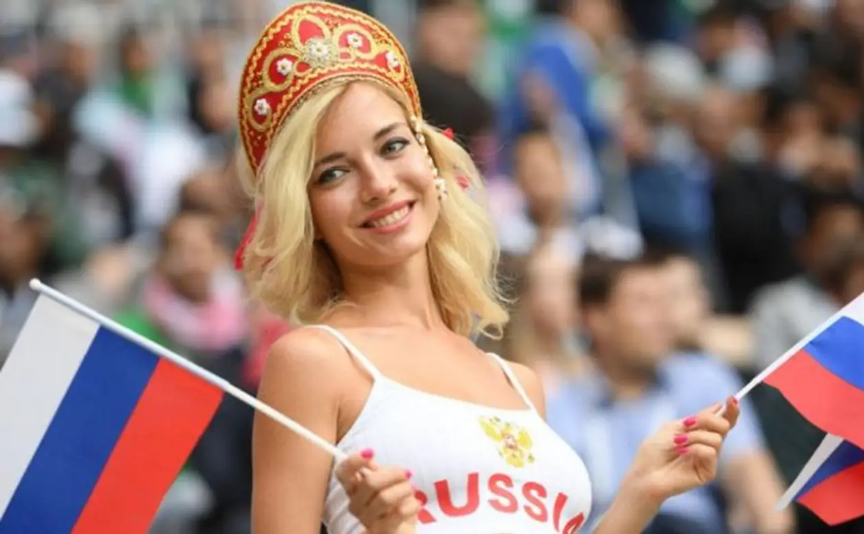 Самой красивой фанаткой сборной России признали порноактрису. А на «Первом канале» разместили ее фото