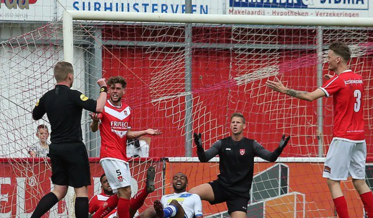 В четвертом дивизионе Голландии судья случайно забил гол. И засчитал его