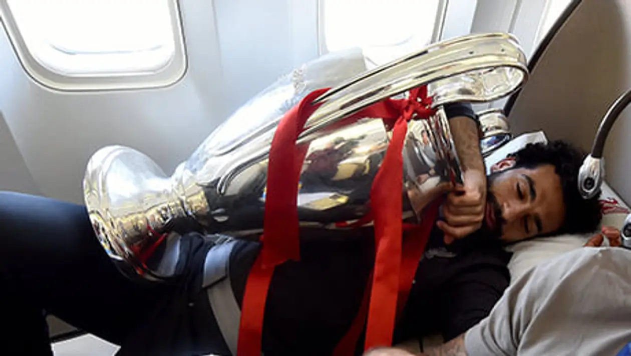 Кубок ЛЧ путешествует с «Ливерпулем»: Салах с ним спит в обнимку, Хендерсон использует подставкой для ног