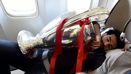 Кубок ЛЧ путешествует с «Ливерпулем»: Салах с ним спит в обнимку, Хендерсон использует подставкой для ног