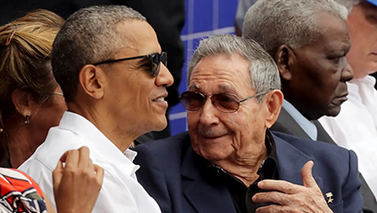 Барак Обама на бейсболе во время визита на Кубу