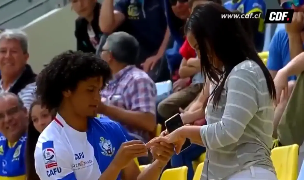 Венесуэлец забил гол, побежал на трибуны, сделал предложение девушке и получил за это желтую