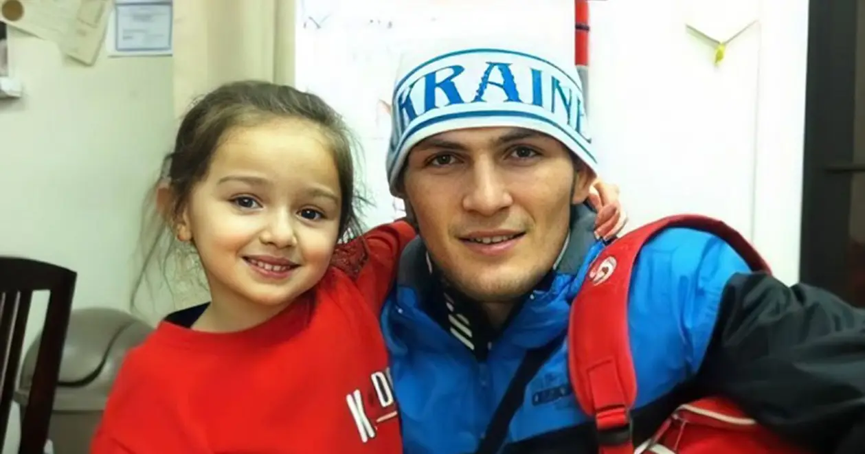 Хабиб приезжал в США на первый бой в UFC в шапке с надписью: «Украина». И рассказал, почему продолжал ее носить