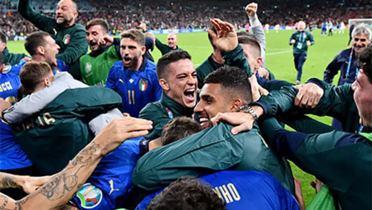 Матч Италии с Испанией и на трибунах был похож на настоящий Евро: «Уэмбли» лихо разогрелся перед английским полуфиналом