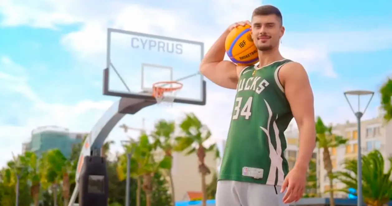 Представник Кіпру презентував виступ на Євробаченні у джерсі суперзірки НБА. Нічого дивного – у 2025-му країна прийматиме Євробаскет
