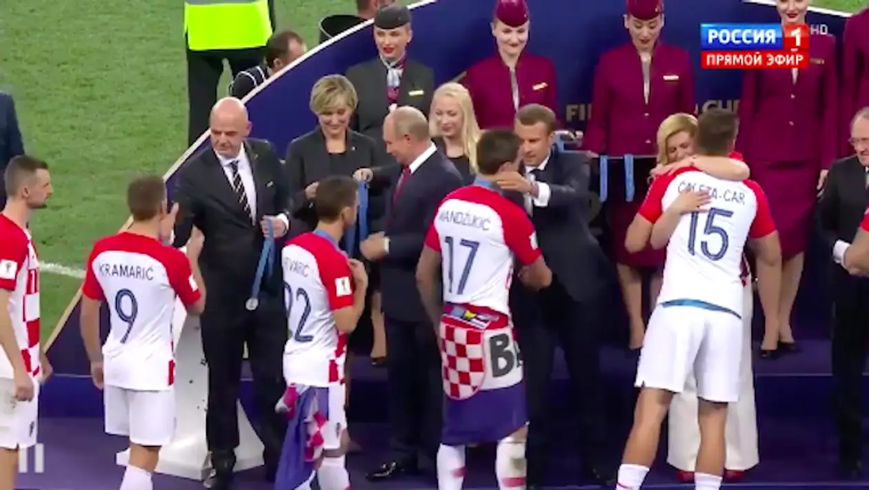 Пиварич не пожал руку Путину во время награждения