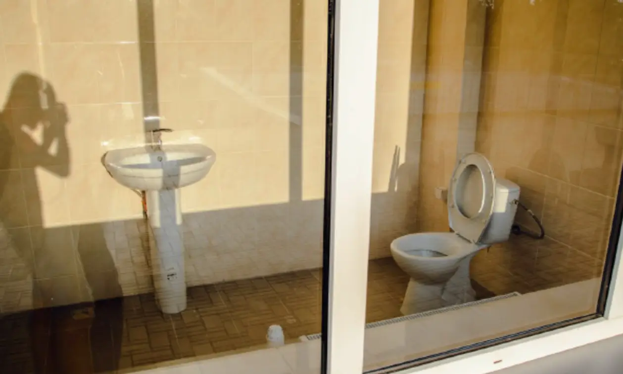 На стадионе в Николаеве оборудовали туалет с прозрачным стеклом вместо стены