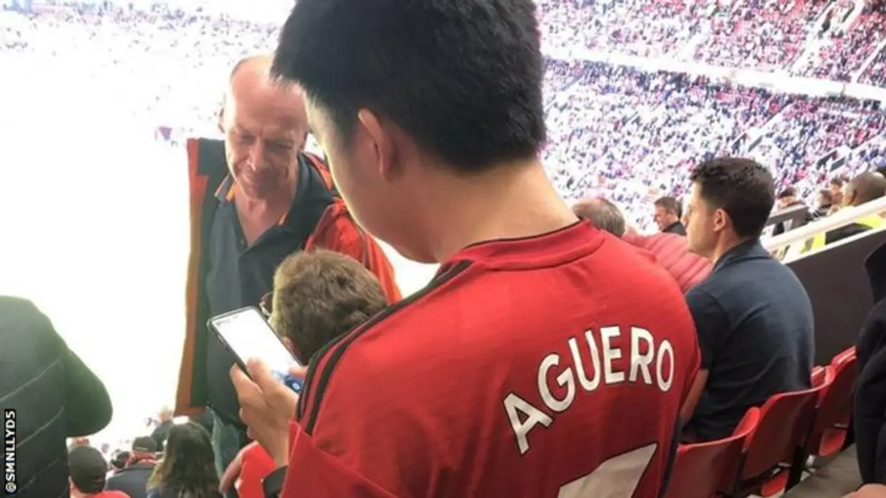 Фанат пришел на «Олд Траффорд» в майке «МЮ» с Агуэро. Оказалось, что это его фамилия