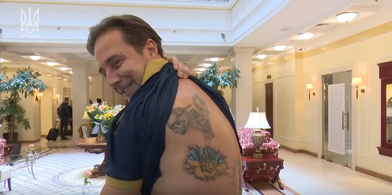 Помощник Шевченко показал татуировку с флагом и гербом Украины