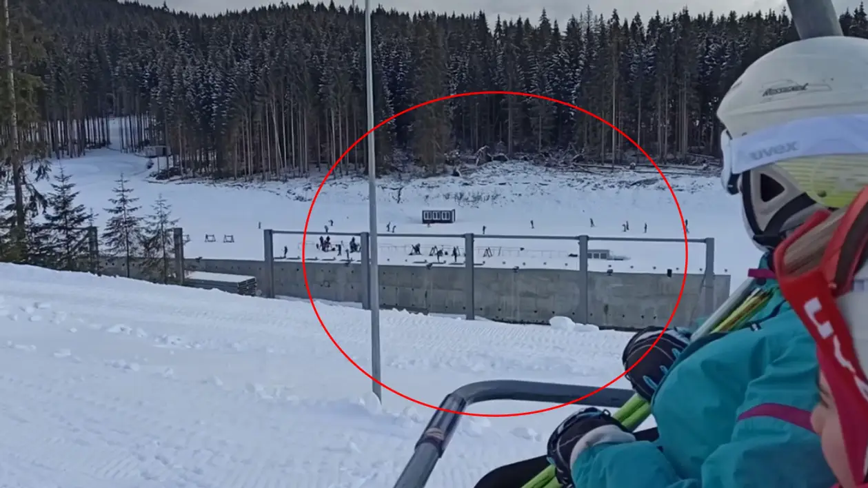 «Эти скоты стреляют прямо в нас». Турист выложил видео с подъемника напротив биатлонного стрельбища в Буковеле
