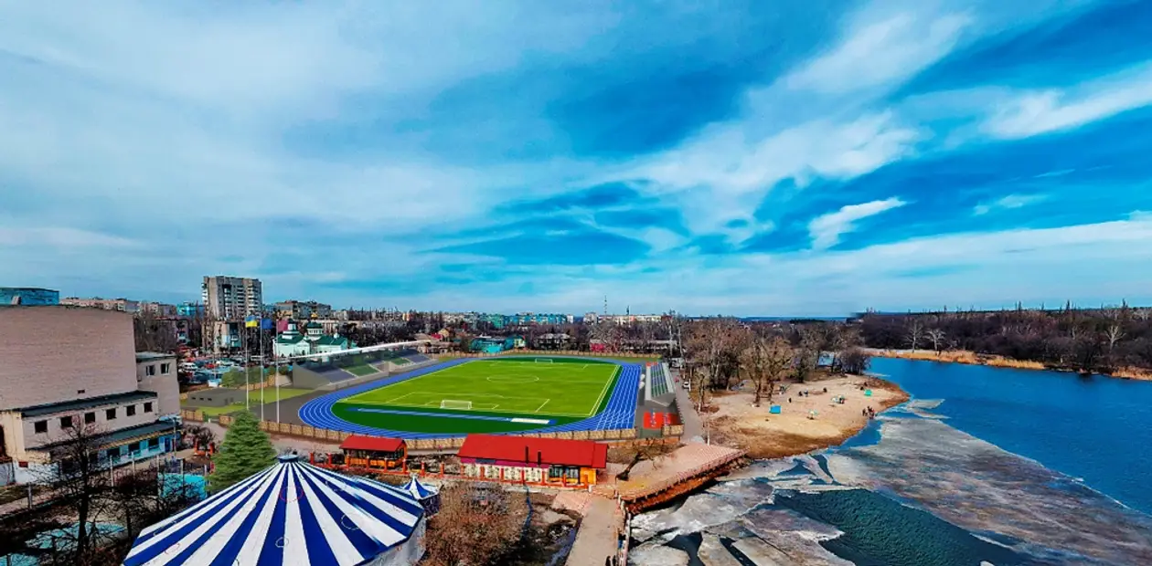 На стадіоні у Новомосковську завершують зводити східні трибуни та готувати основу під футбольне поле