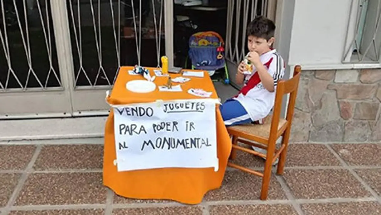 Шестилетний фанат «Ривера» продавал игрушки, чтобы поехать на финал Кубка Либертадорес