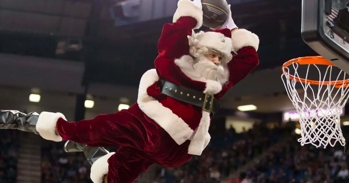 Від пресконференції Санти до вибивання м’ячами мелодії Леонтовича. 10 найкращих різдвяних реклам в НБА