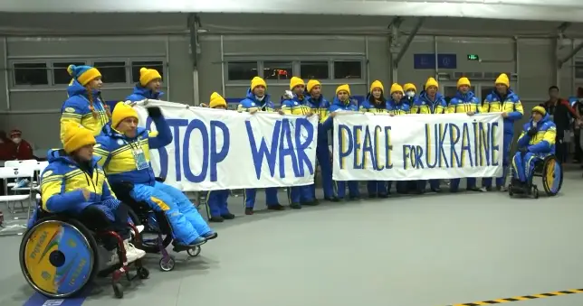 «Стоп війні». Українці вийшли на відкриття Паралімпіади-2022 з лозунгами проти російської окупації