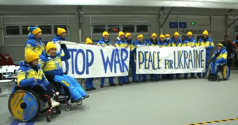 «Стоп війні». Українці вийшли на відкриття Паралімпіади-2022 з лозунгами проти російської окупації