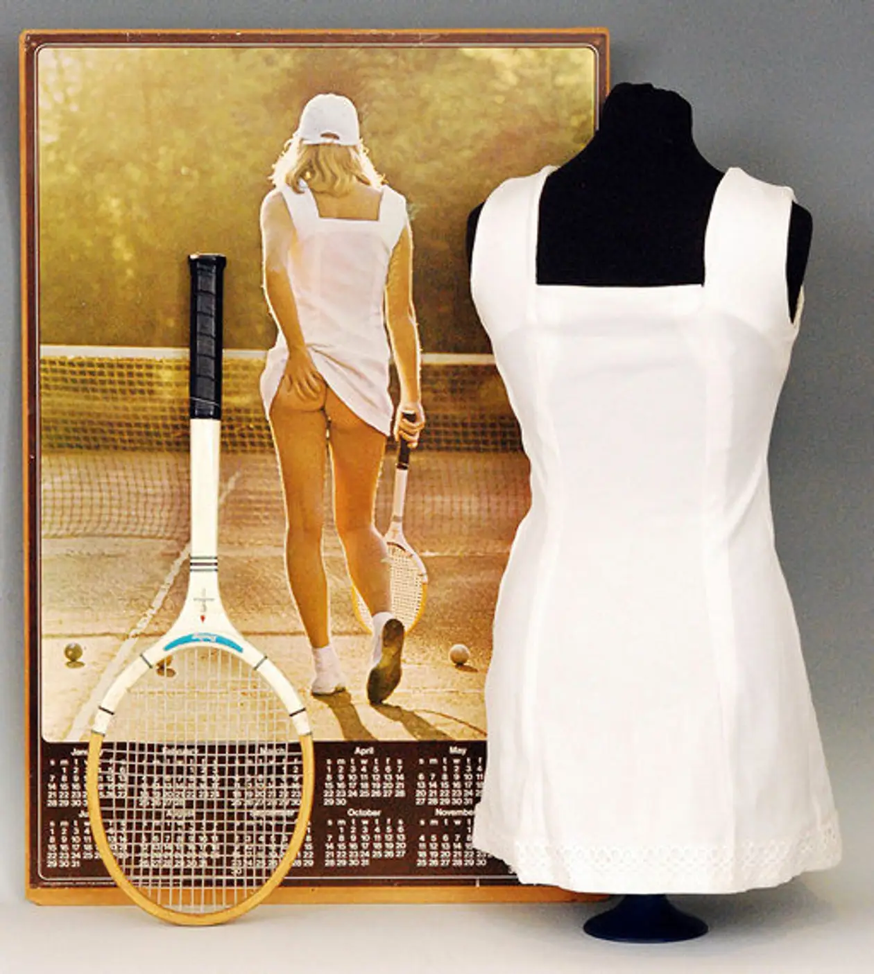 На легендарном теннисном постере красивая девушка показала попу. Мы не могли пройти мимо