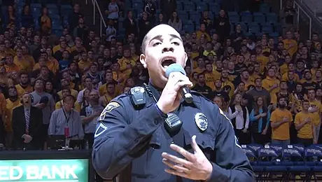 Полицейский потрясающе исполняет гимн перед баскетбольным матчем
