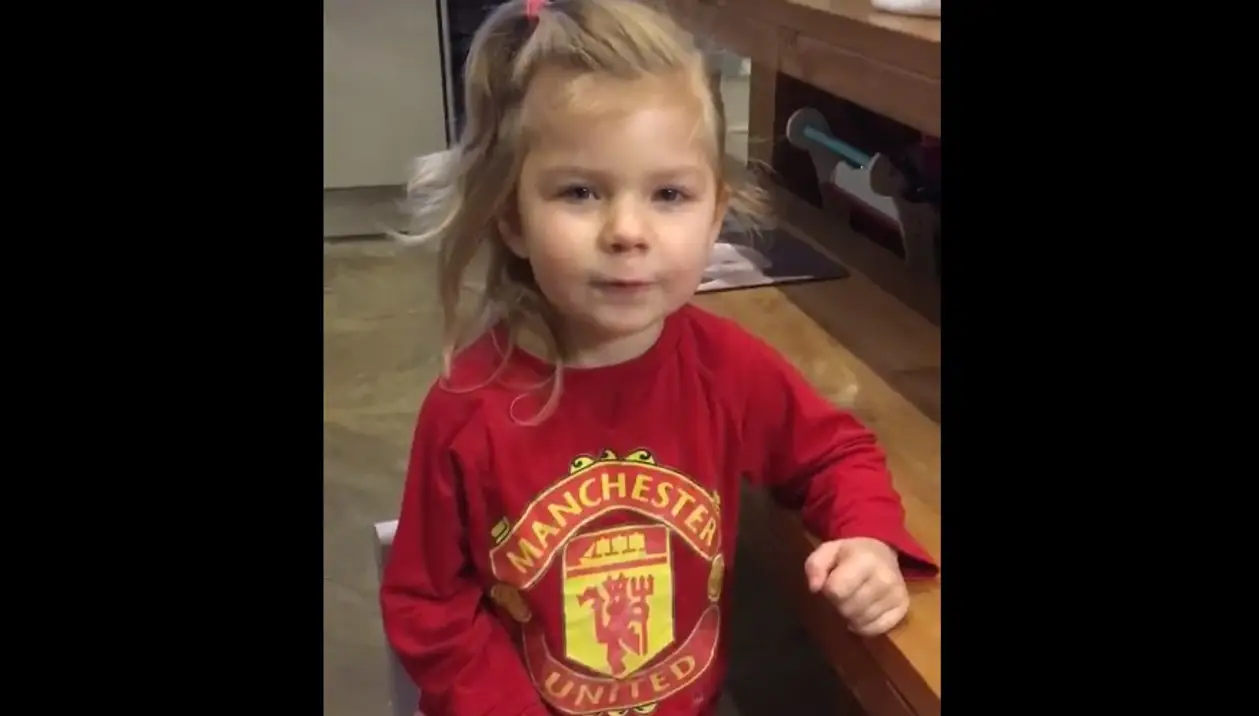 Трехлетняя фанатка «Юнайтед» знает весь основной состав и поет песню о Златане
