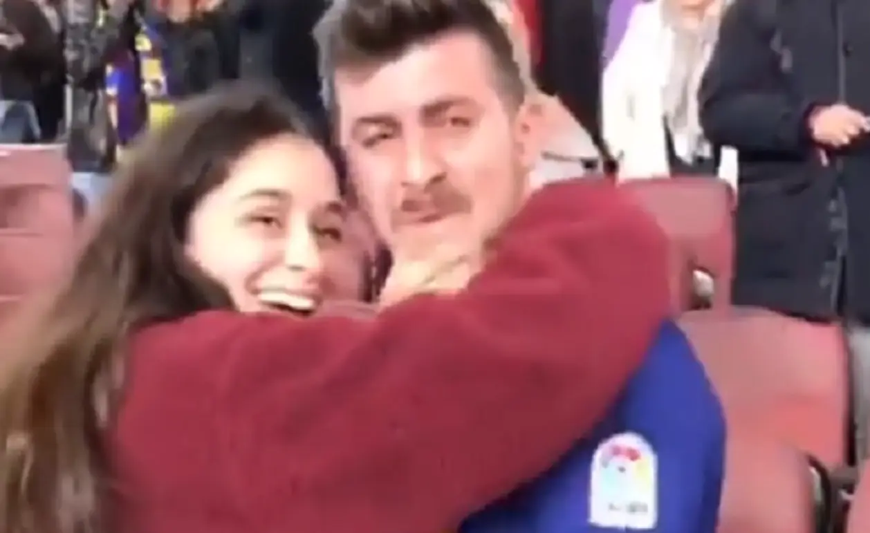 Парень расплакался при своей девушке, поймав футболку от игрока «Барселоны»