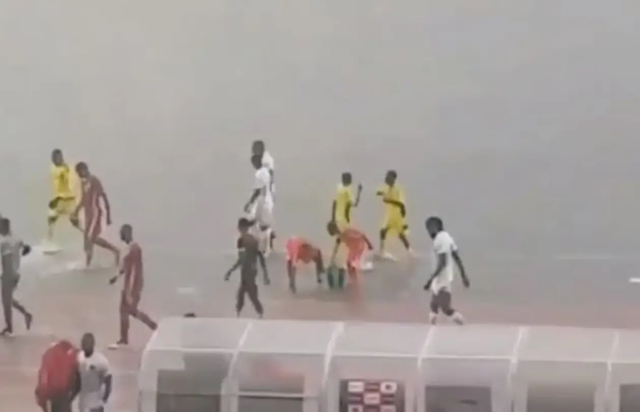 Из-за ливня матч сборных двух Конго превратился в водное поло