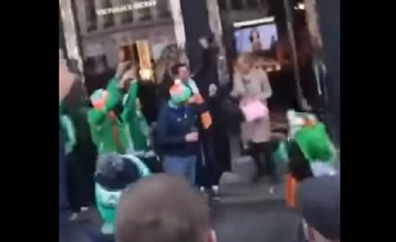 Ирландские фанаты окружили магазин женского белья и реагировали на покупки его посетителей