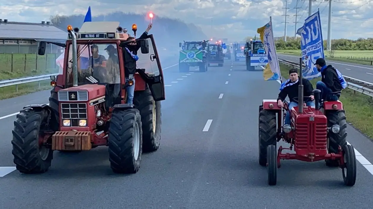 150 тракторов и файеры вокруг автобуса: так фанаты в Нидерландах проводили команду на матч за выход в Эредивизи