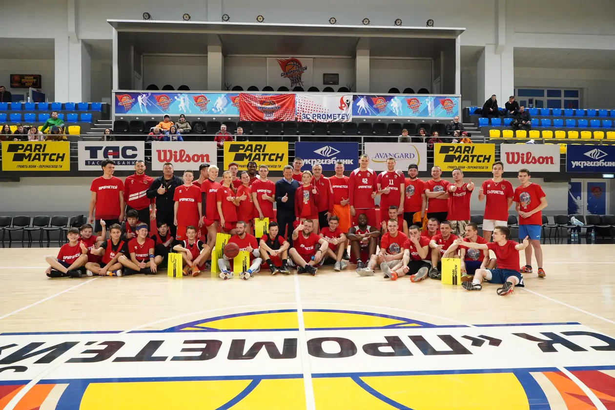 Игроки баскетбольного клуба «Прометей» приняли участие в «Тренировке со звездой» от Parimatch