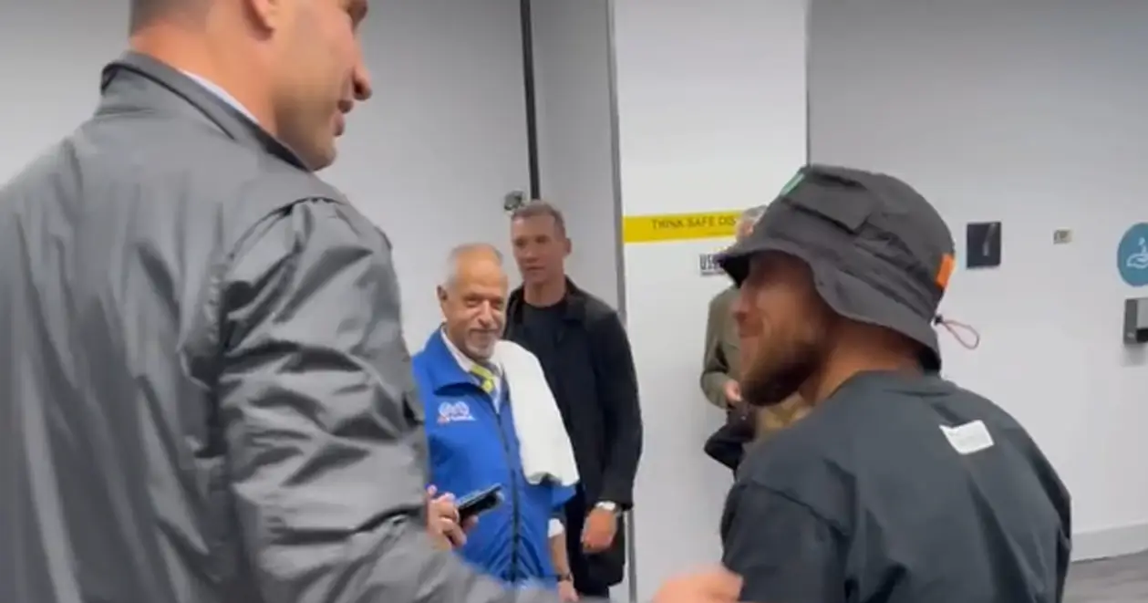 Видели разницу в росте между Ломаченко и Кличко? Украинские чемпионы встретились на бое Усик – Джошуа