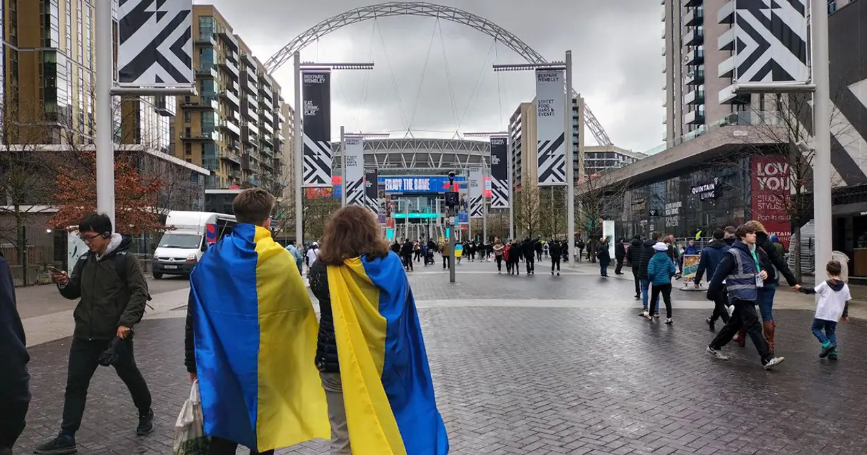 Лондон на день став українським: жовто-синя символіка, улюблені кричалки та «Червона рута»