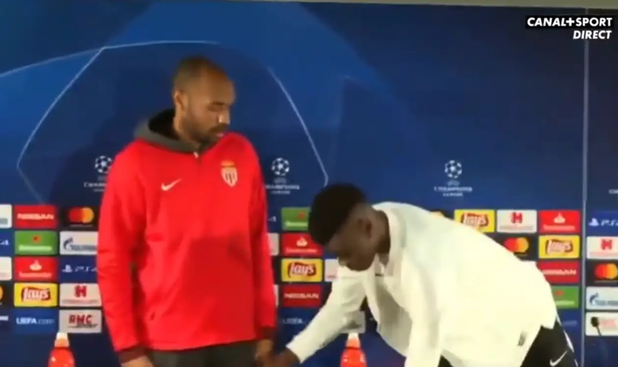 Анри одним взглядом заставил молодого игрока «Монако» поправить за собой стул