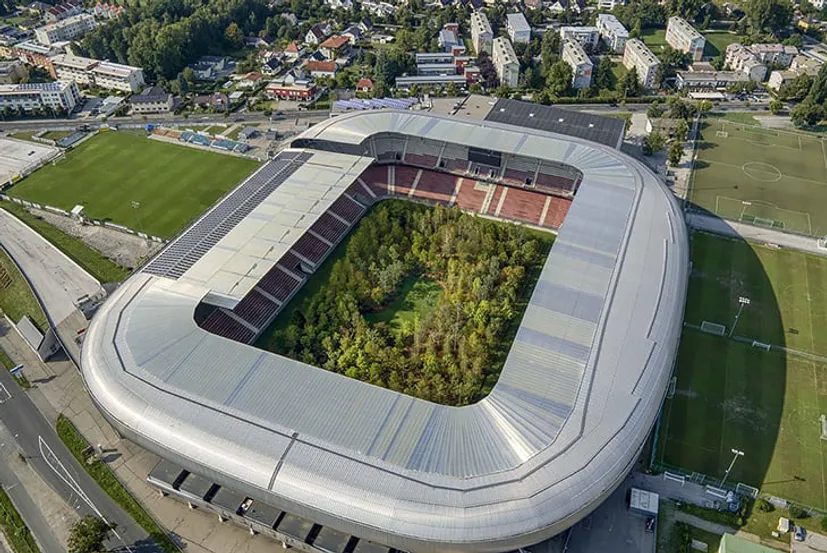 Лес на поле стадиона в Австрии – ироничная экологическая инсталляция