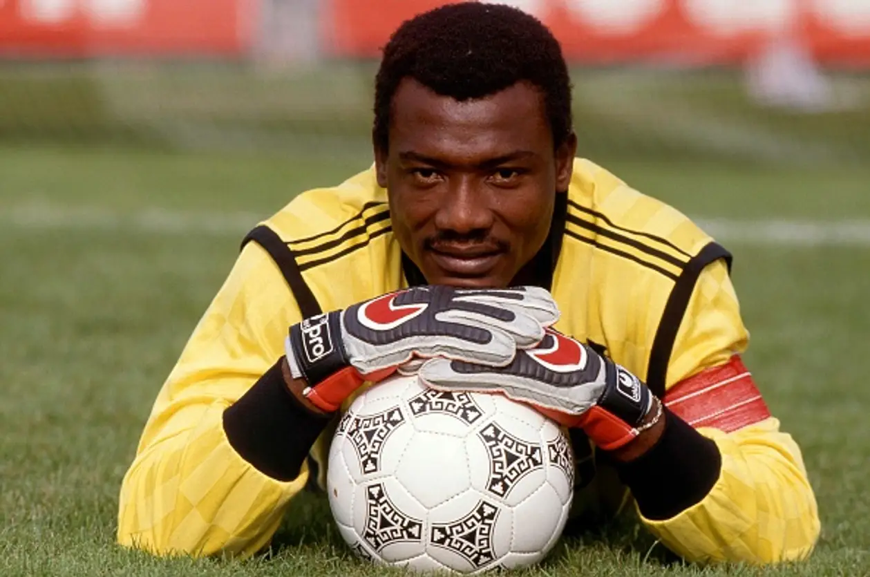 На ЧС-1990 зі збірної Камеруну також вигнали основного воротаря. Це призвело до ії найкращого результату за всю історію