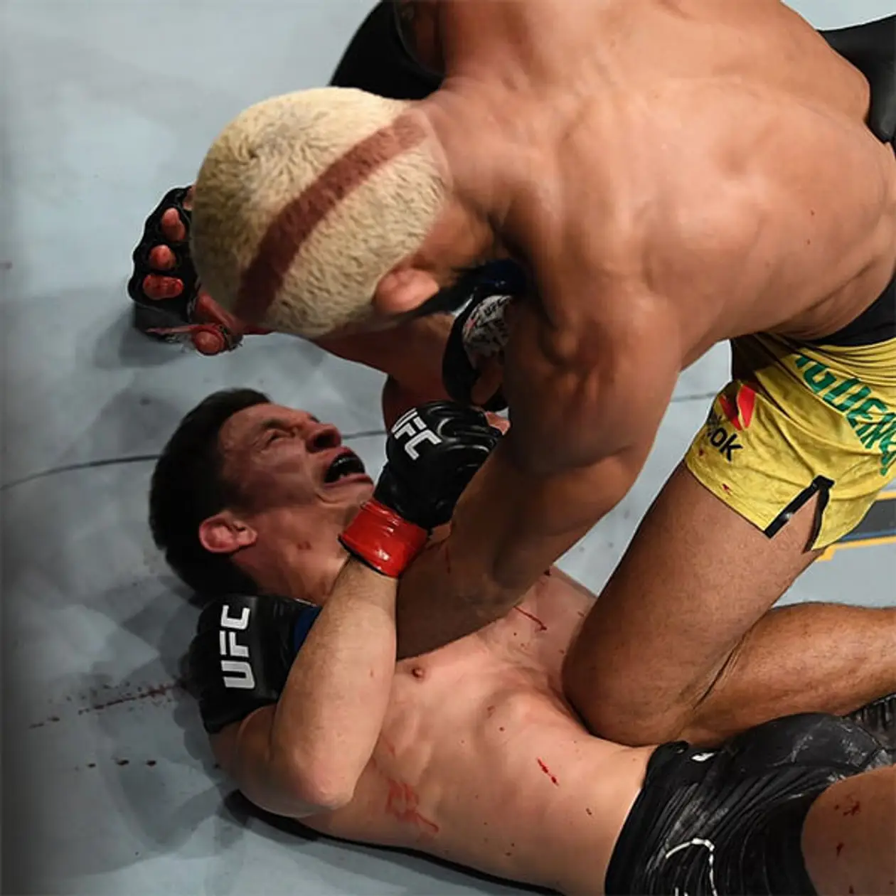40 ударов и 4 удушающих за 5 минут – вынос в бою за титул UFC в наилегчайшем весе