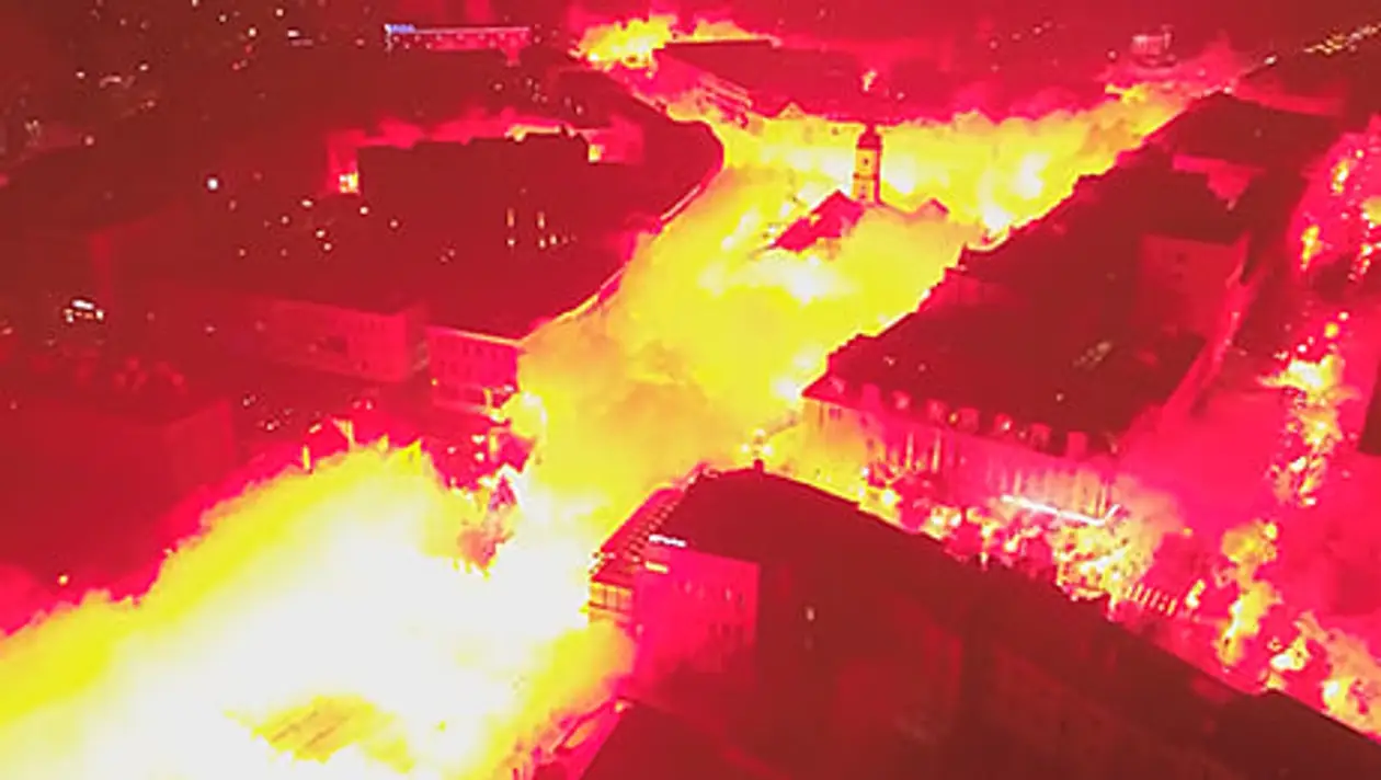 Кажется, польский город горит целиком, но нет: это фанаты отмечают 100-летие клуба