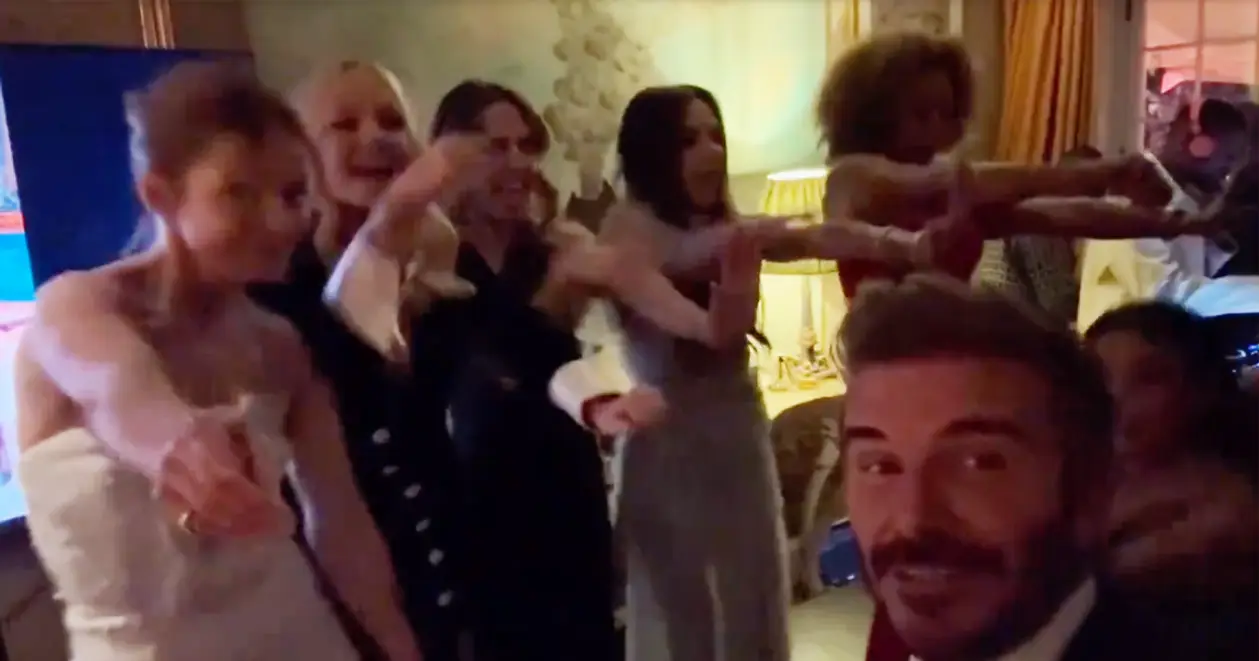 Легендарные Spice Girls воссоединились на дне рождения Виктории Бекхэм. Посмотрите на реакцию Дэвида 😍