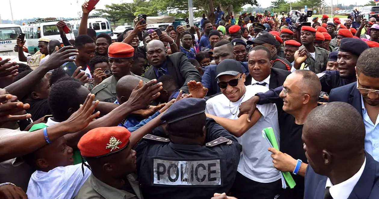Мбаппе відвідав Камерун: місцеві зустріли нападника як поп-ікону