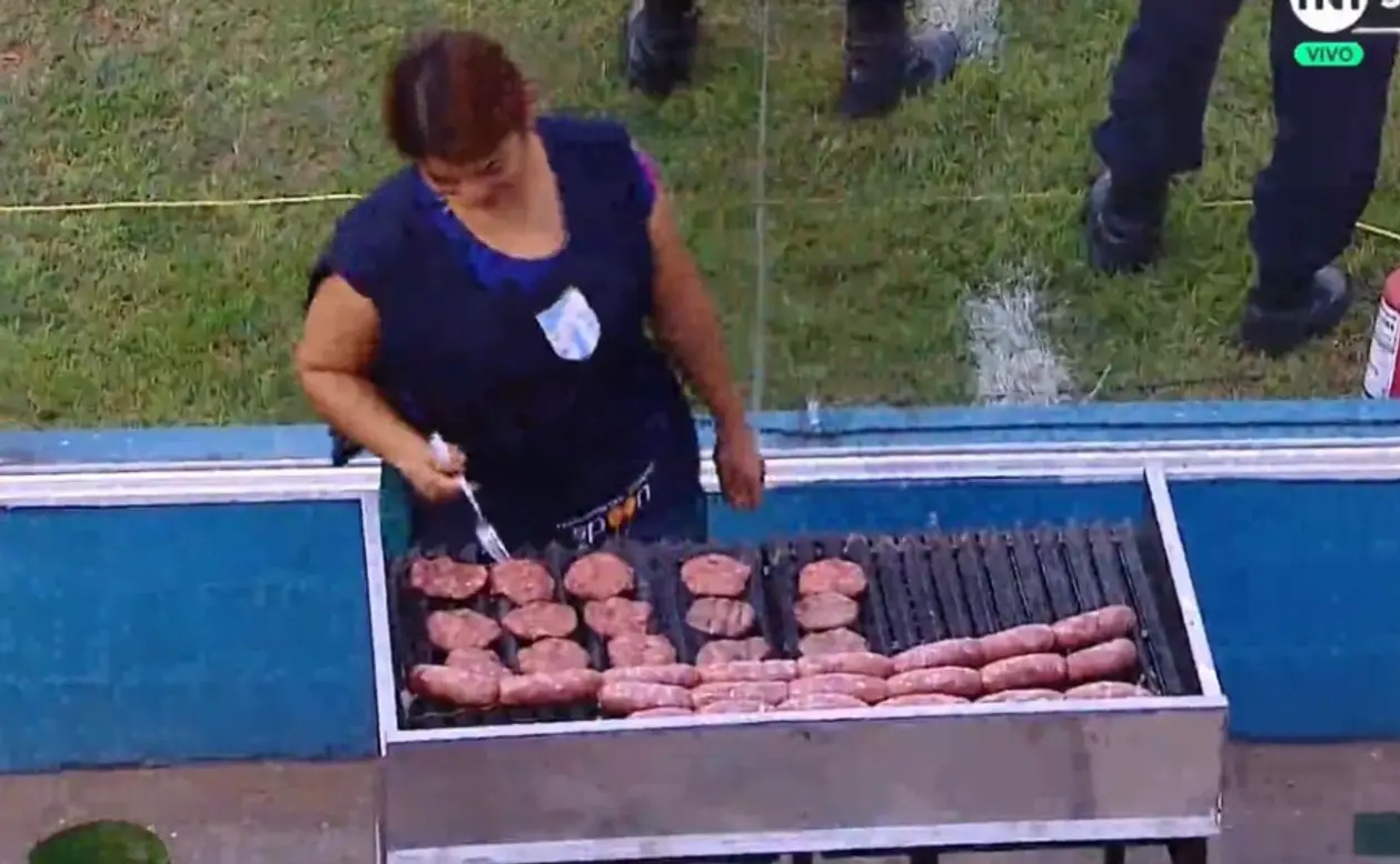 На матчах аргентинской высшей лиги жарят бургеры и сосиски прямо на поле