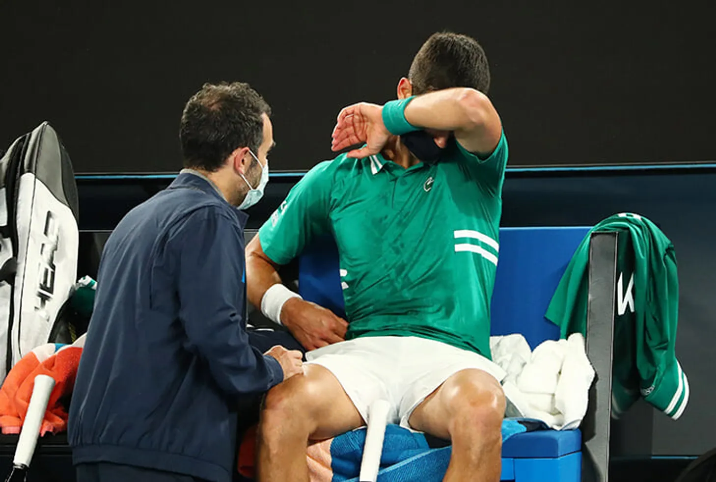 Джокович травмировался и может сняться с Australian Open