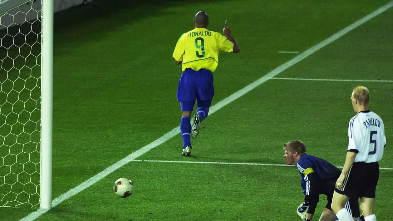 18 лет назад Роналдо сделал Бразилию пятикратными чемпионами мира. Главный дубль в карьере Зубастика