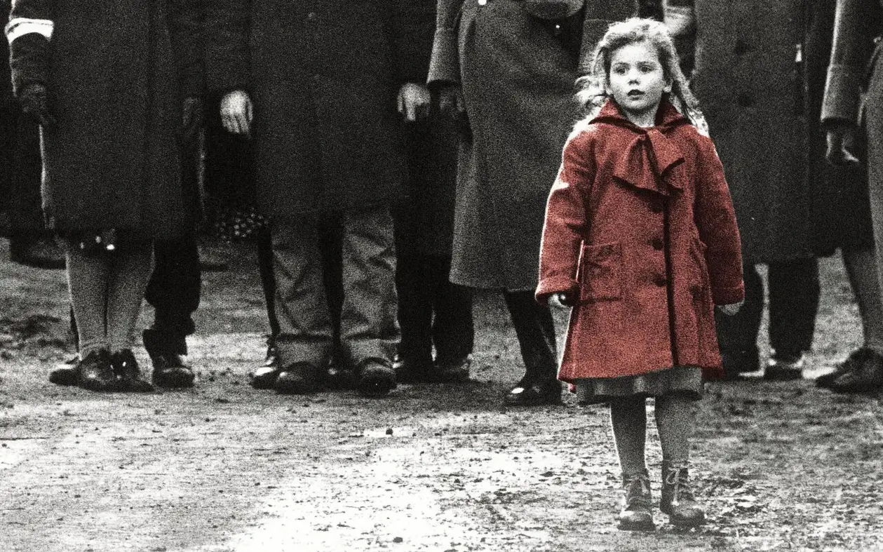 «Вона завжди була символом надії». Дівчинка у червоному пальті із «Списку Шиндлера» волонтерить у Польщі
