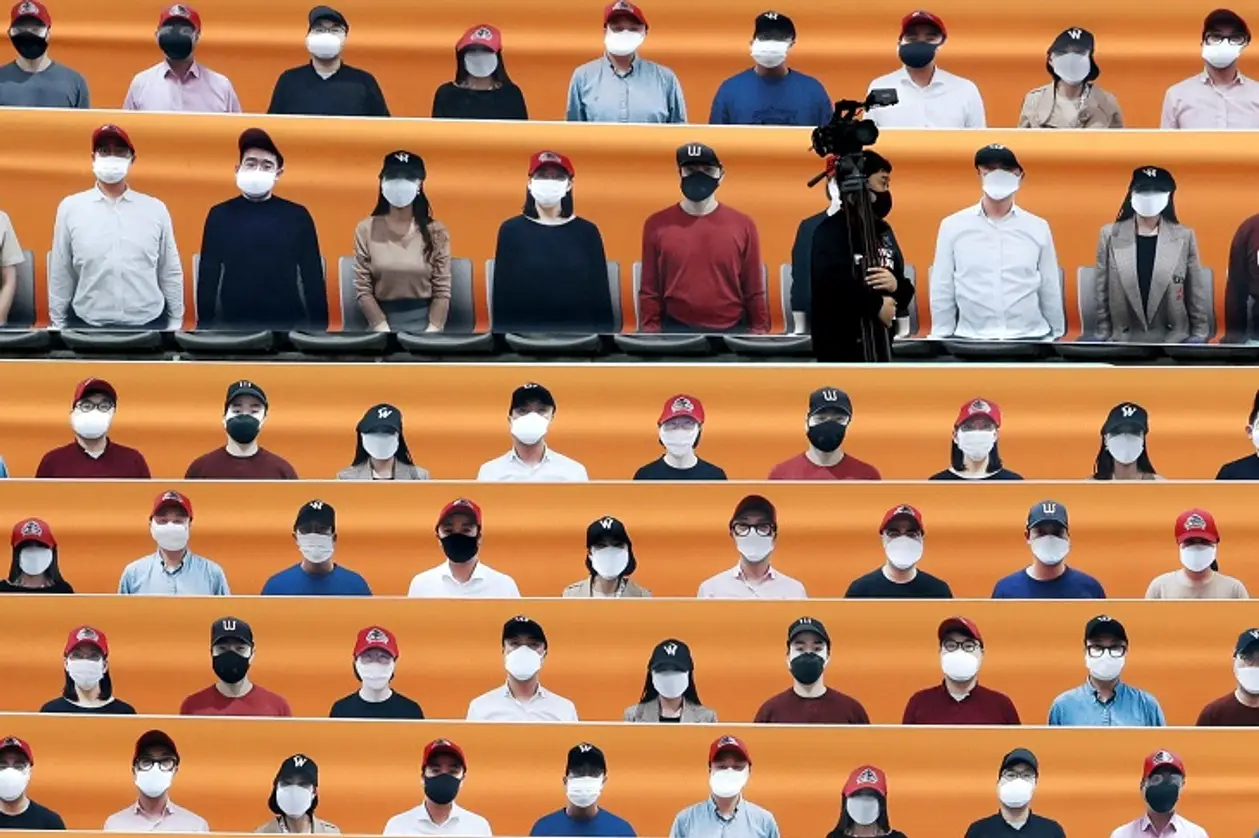 В Южную Корею вернулся бейсбол: вместо фанатов – баннеры, судьи и чирлидерши – в масках, плевки – под запретом