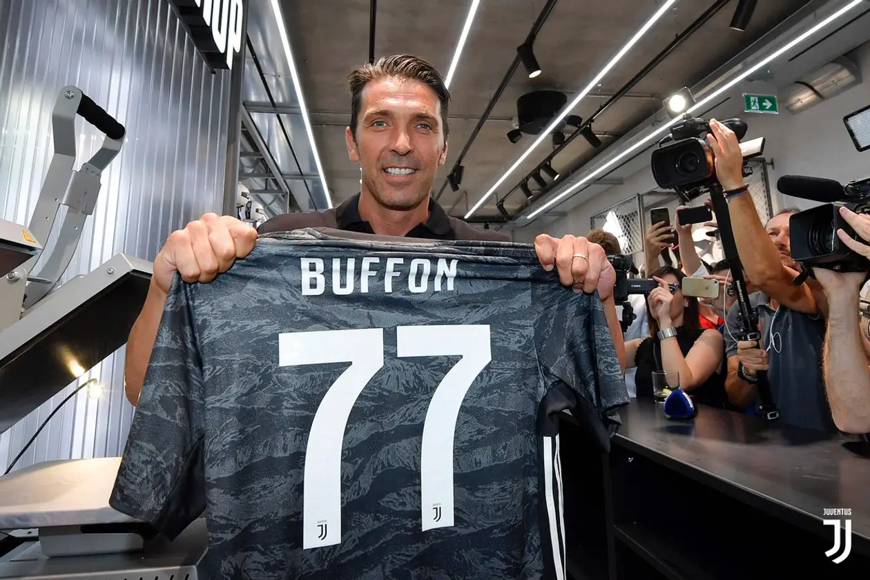 Буффон вернулся в «Юве»: отказался от первого номера, встретил толпы фанов в Турине и Милане