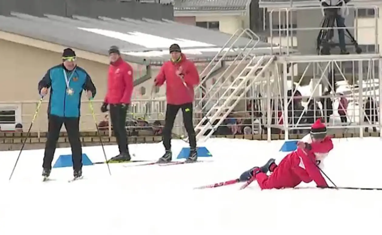 Соперник Лукашенко 4 раза падал на ровной лыжне. И тот победил в эстафете