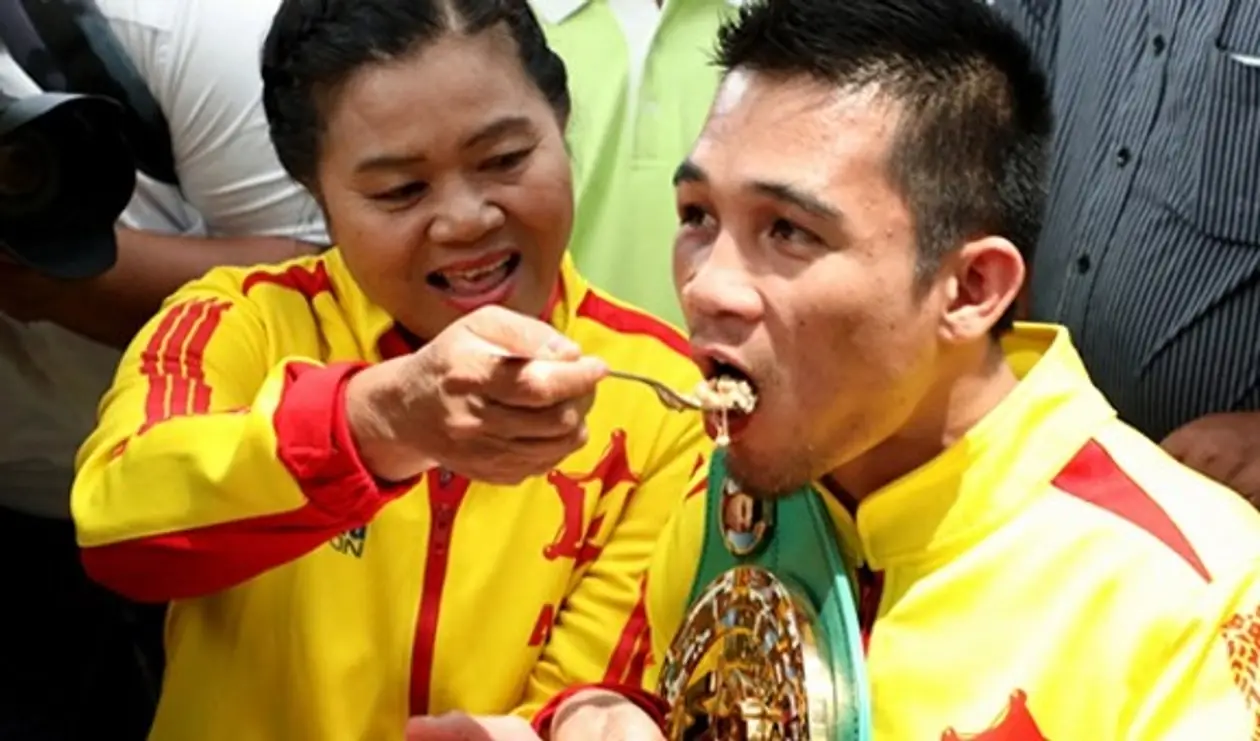 Тайский боксер торжественно съел крысу после возвращения домой
