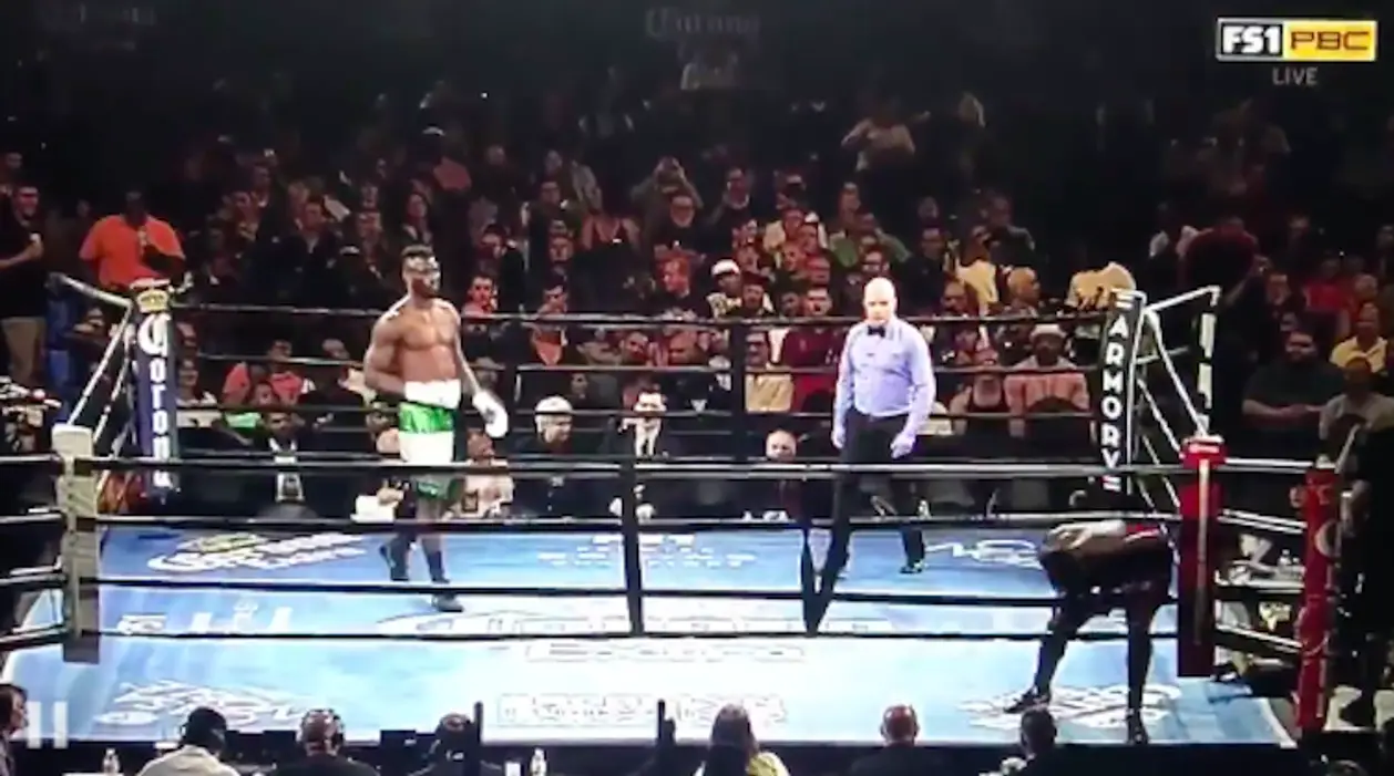 Боксер сбежал с ринга после стартового гонга