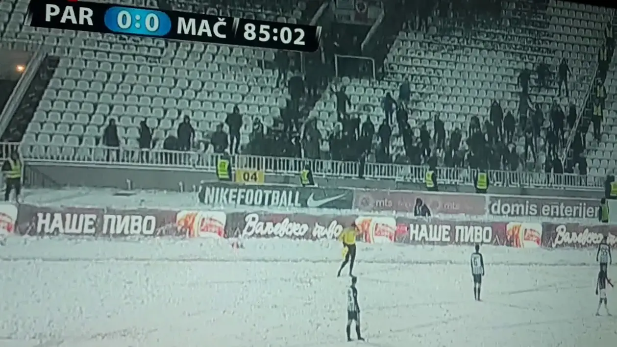 Фанаты «Партизана» закидали снежками бокового арбитра