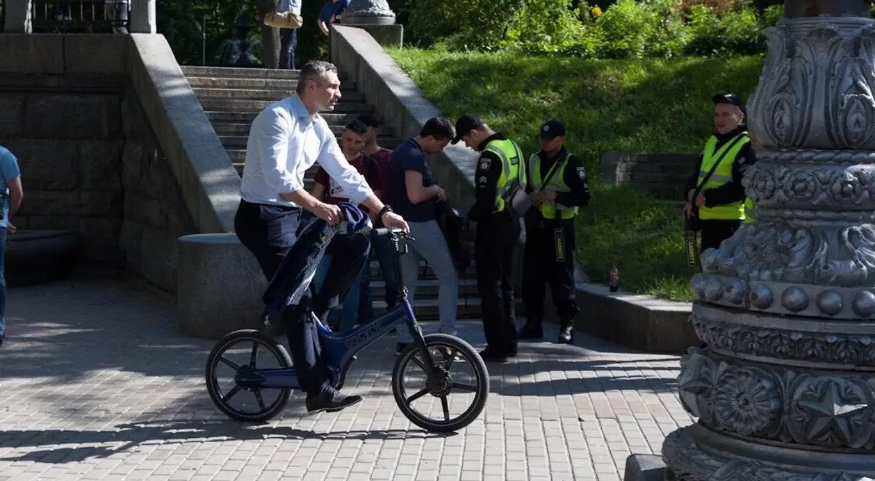 Кличко приехал на инаугурацию Зеленского на велосипеде