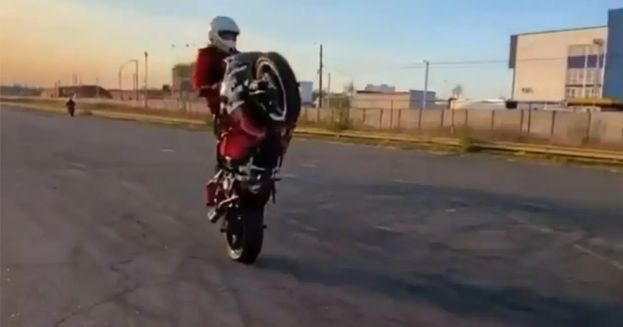 Украинский боец Bellator фанат спортивных мотоциклов. Посмотрите, что он вытворяет на скорости