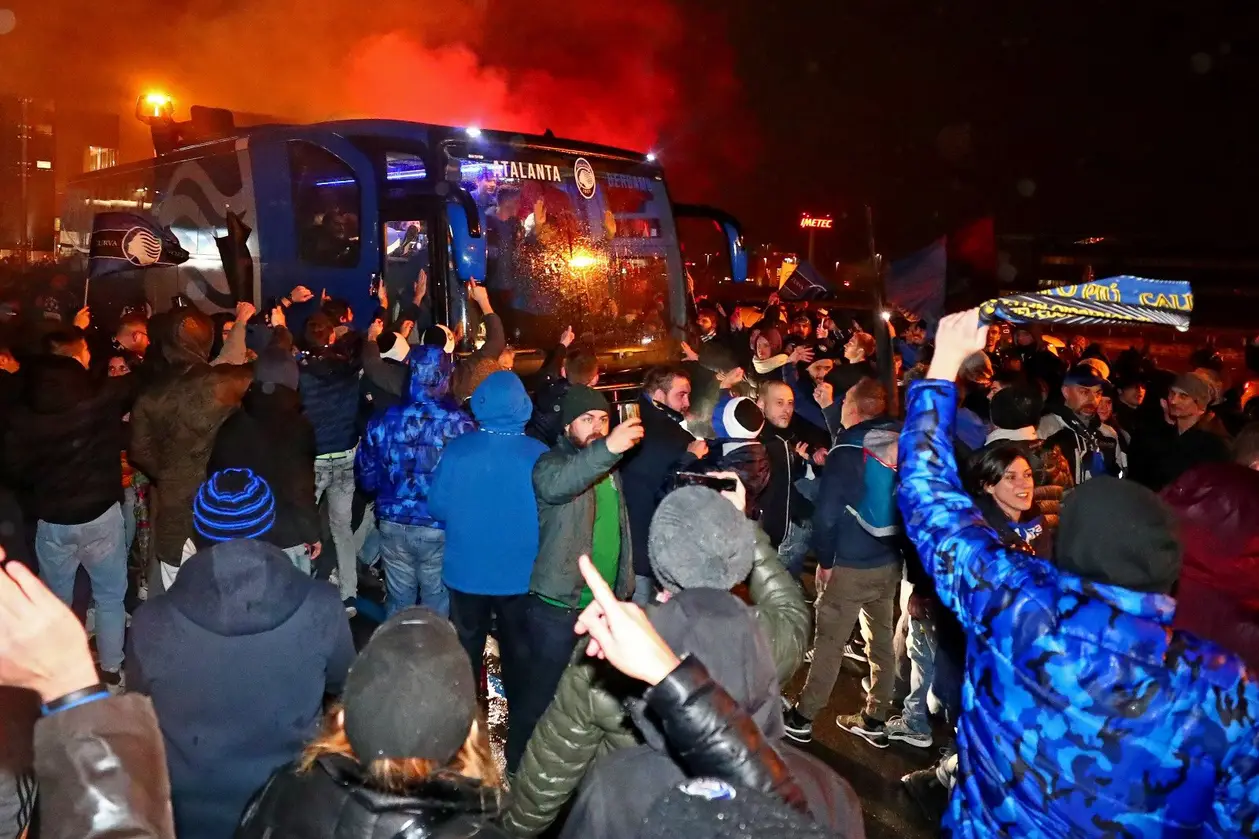 Ночь счастья в Бергамо: фанаты пели, а футболисты забирались на крышу автобуса из люков