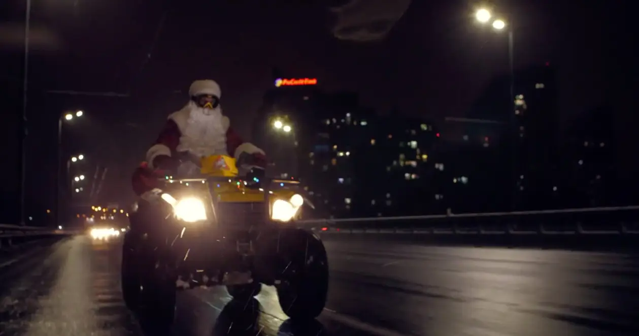 На квадроцикле в костюме Деда Мороза. Виталий Кличко крутейше поздравил с праздниками